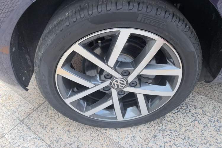 Used Volkswagen Golf 2020 Zhiai Edition 280TSI DSG Comfort Model Right Rear Wheel Hub