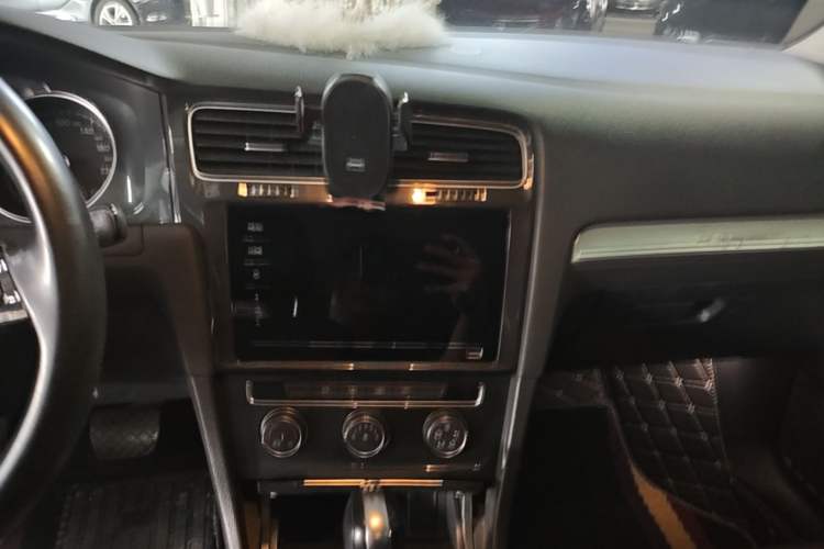 Used Volkswagen Golf 2020 Zhiai Edition 280TSI DSG Comfort Model Audio And AC Panel