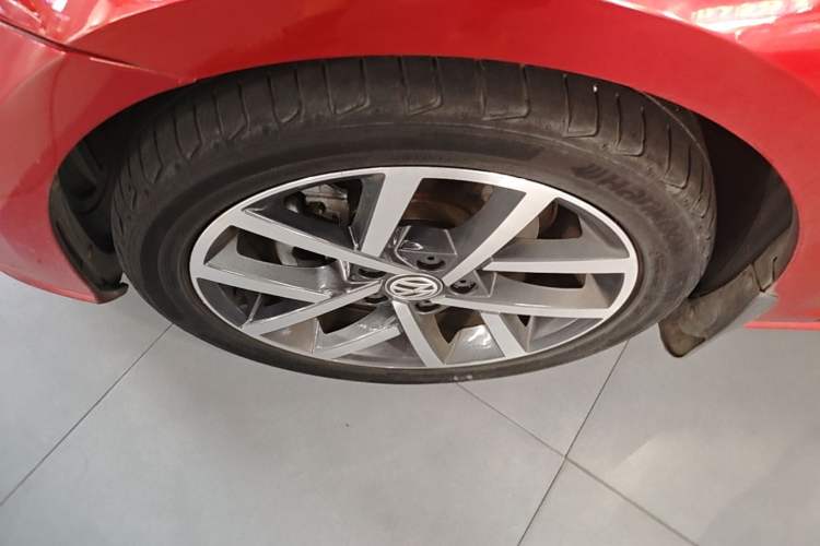 Used Volkswagen Golf 2020 Zhiai Edition 280TSI DSG Comfort Model Left Front Wheel Hub