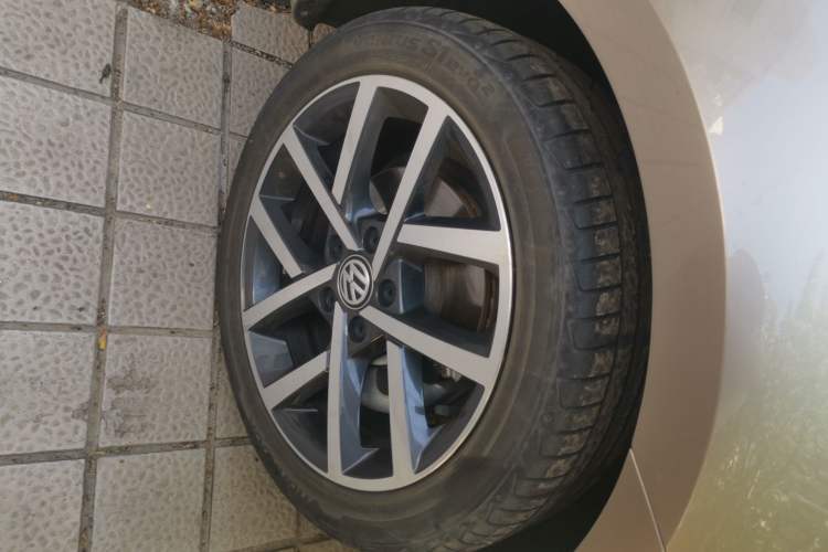 Used Volkswagen Golf 2020 Zhiai Edition 280TSI DSG Comfort Model Right Front Wheel Hub