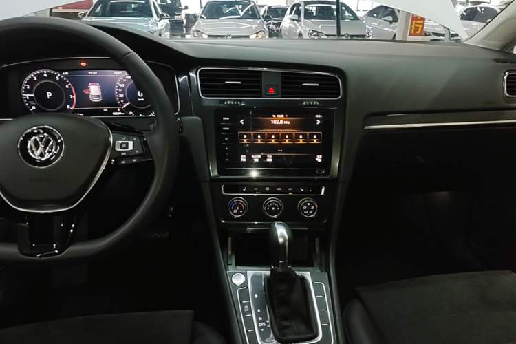 Used Volkswagen Golf 2020 Zhiai Edition 280TSI DSG Luxury Model Audio And AC Panel
