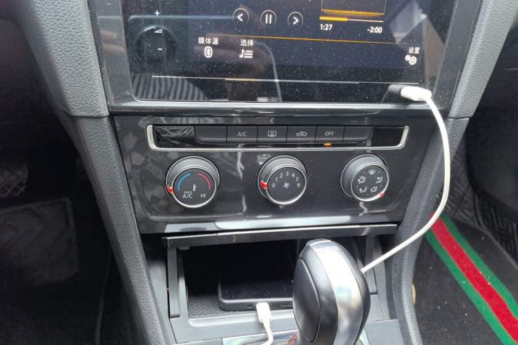 Used Volkswagen Golf 2020 Zhiai Edition 280TSI DSG Comfort Model Audio And AC Panel
