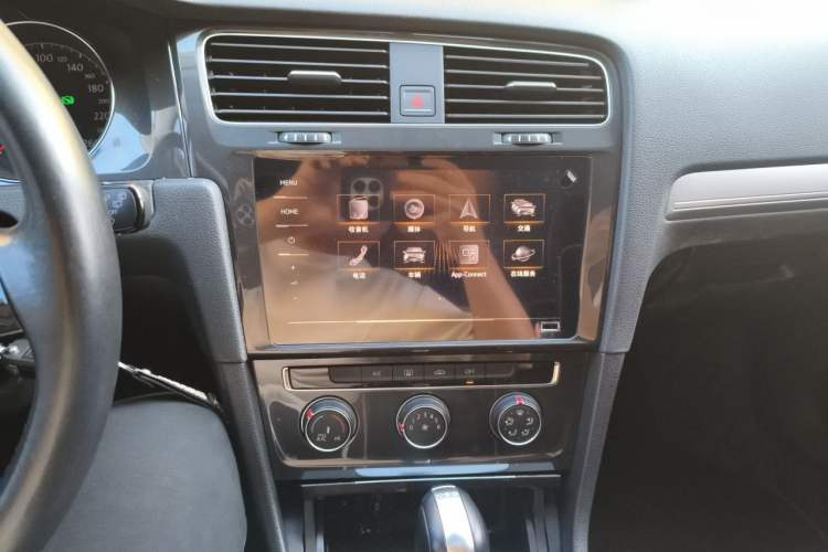 Used Volkswagen Golf 2020 Zhiai Edition 200TSI DSG Comfortable & Ambitious Version Audio And AC Panel