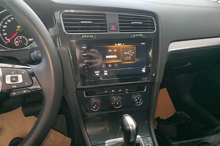 Used Volkswagen Golf 2020 Zhiai Edition 280TSI DSG Comfort Model Audio And AC Panel