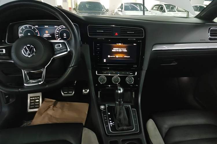 Used Volkswagen Golf 2020 280TSI DSG R-Line Version Audio And AC Panel