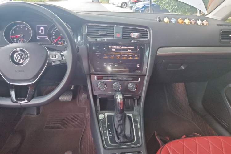 Used Volkswagen Golf 2020 Zhiai Edition 200TSI DSG Comfortable & Ambitious Version Audio And AC Panel
