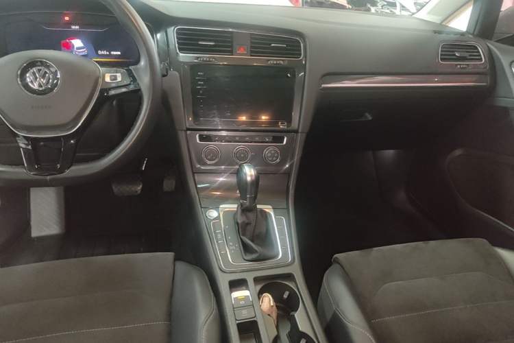 Used Volkswagen Golf 2020 Zhiai Edition 280TSI DSG Luxury Model Audio And AC Panel