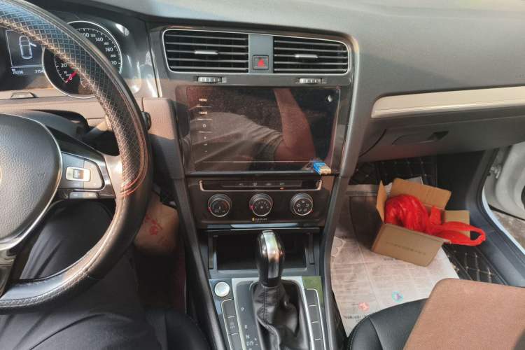 Used Volkswagen Golf 2020 Zhiai Edition 200TSI DSG Comfortable & Ambitious Version Audio And AC Panel