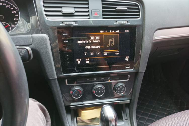 Used Volkswagen Golf 2020 Zhiai Edition 200TSI DSG Comfortable & Ambitious Version Audio And AC Panel