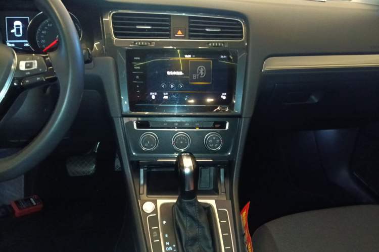Used Volkswagen Golf 2020 Zhiai Edition 200TSI DSG Comfortable & Ambitious Version Audio And AC Panel