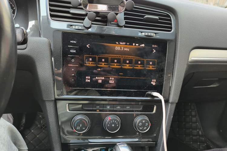 Used Volkswagen Golf 2020 Zhiai Edition 200TSI DSG Comfort Model Audio And AC Panel