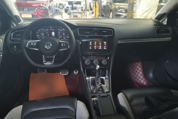 Used Volkswagen Golf 2020 Charming Edition 280TSI DSG R-Line Center Console