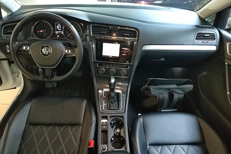 Used Volkswagen Golf 2020 Zhiai Edition 200TSI DSG Comfortable & Ambitious Version Center Console