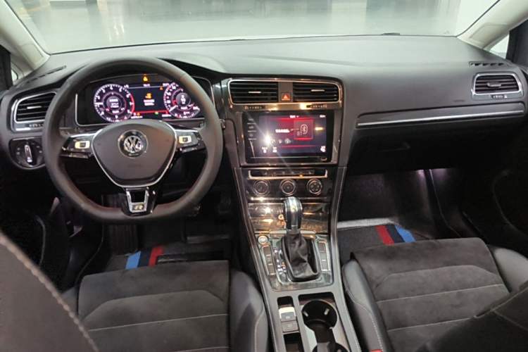 Used Volkswagen Golf 2020 Zhiai Edition 280TSI DSG Luxury Model Center Console