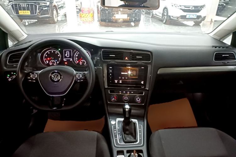 Used Volkswagen Golf 2020 Zhiai Edition 200TSI DSG Comfortable & Ambitious Version Center Console
