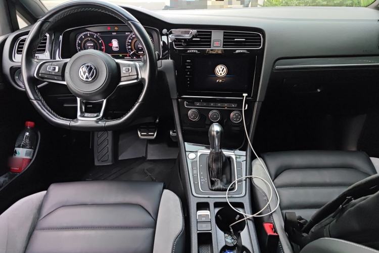Used Volkswagen Golf 2020 Charming Edition 280TSI DSG R-Line Center Console