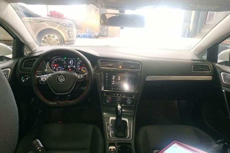 Used Volkswagen Golf 2020 200TSI DSG Comfortable and Ambitious Edition Center Console