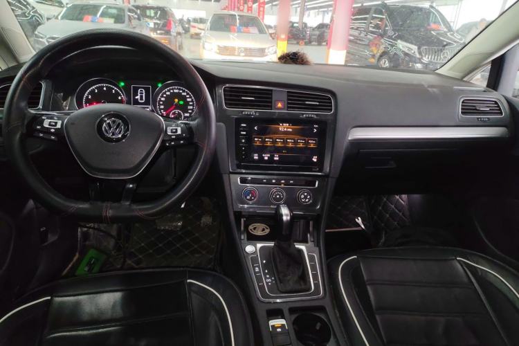 Used Volkswagen Golf 2020 Zhiai Edition 200TSI DSG Comfortable & Ambitious Version Center Console