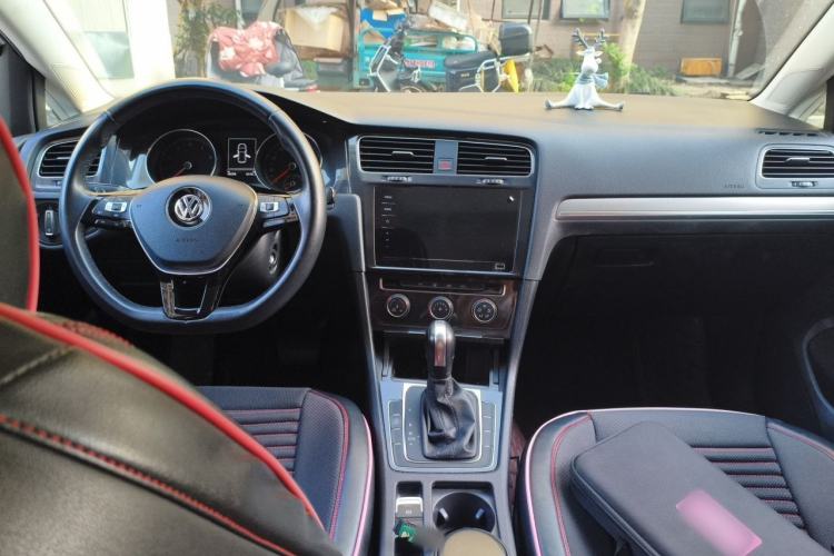 Used Volkswagen Golf 2020 Zhiai Edition 200TSI DSG Comfortable & Ambitious Version Center Console