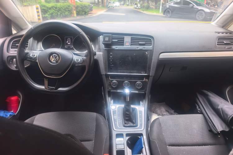 Used Volkswagen Golf 2020 Zhiai Edition 200TSI DSG Comfortable & Ambitious Version Center Console