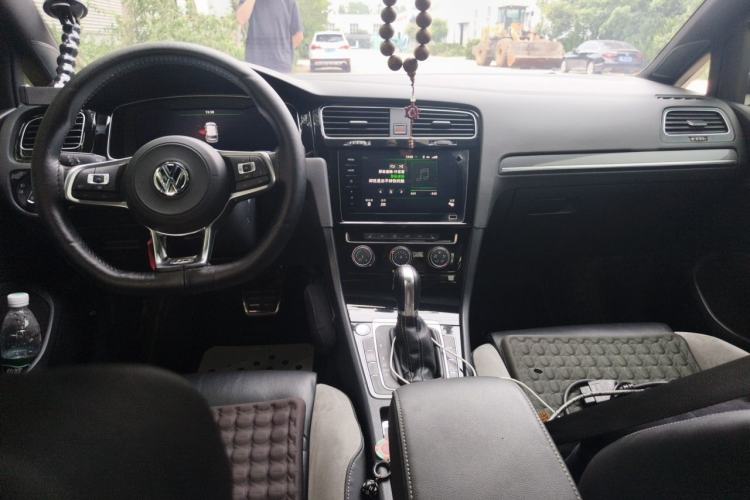 Used Volkswagen Golf 2020 Charming Edition 280TSI DSG R-Line Center Console