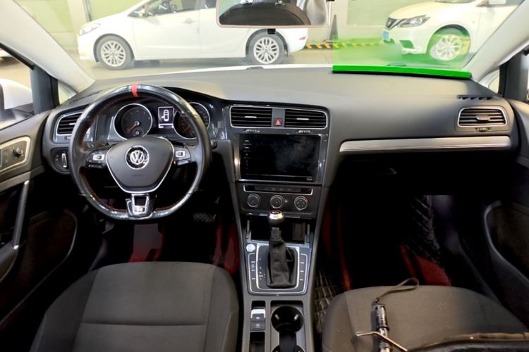 Used Volkswagen Golf 2020 Zhiai Edition 200TSI DSG Comfortable & Ambitious Version Center Console