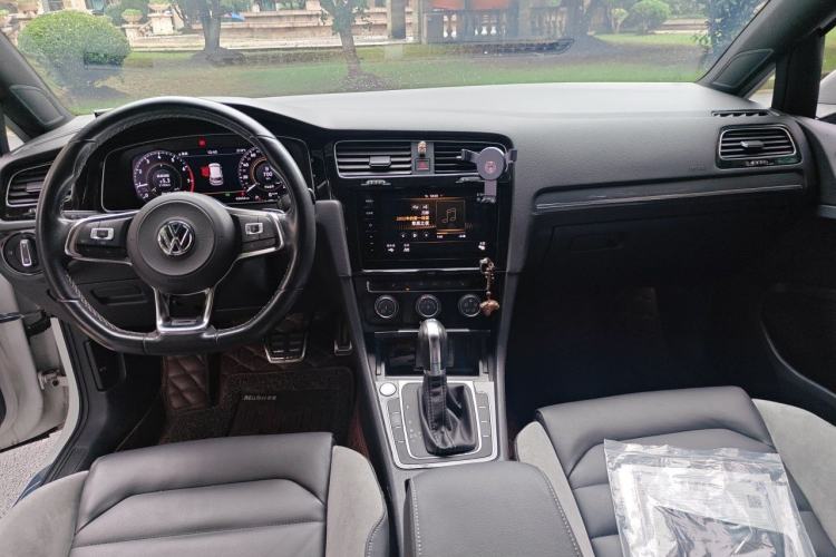 Used Volkswagen Golf 2020 Charming Edition 280TSI DSG R-Line Center Console