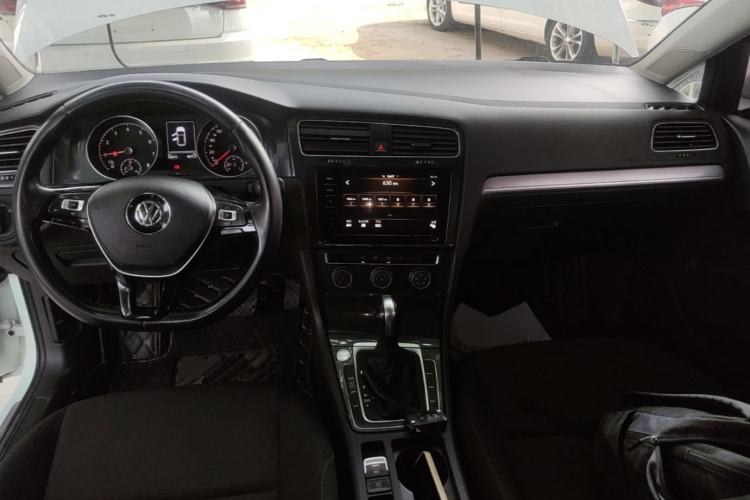 Used Volkswagen Golf 2020 Zhiai Edition 200TSI DSG Comfortable & Ambitious Version Center Console
