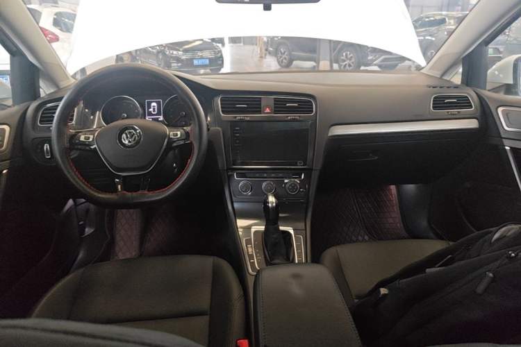 Used Volkswagen Golf 2020 200TSI DSG Comfortable and Ambitious Edition Center Console