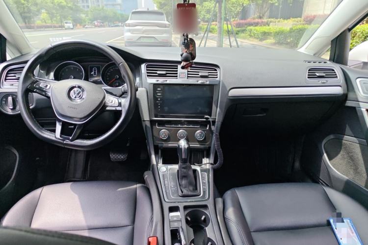 Used Volkswagen Golf 2020 Zhiai Edition 200TSI DSG Comfortable & Ambitious Version Center Console