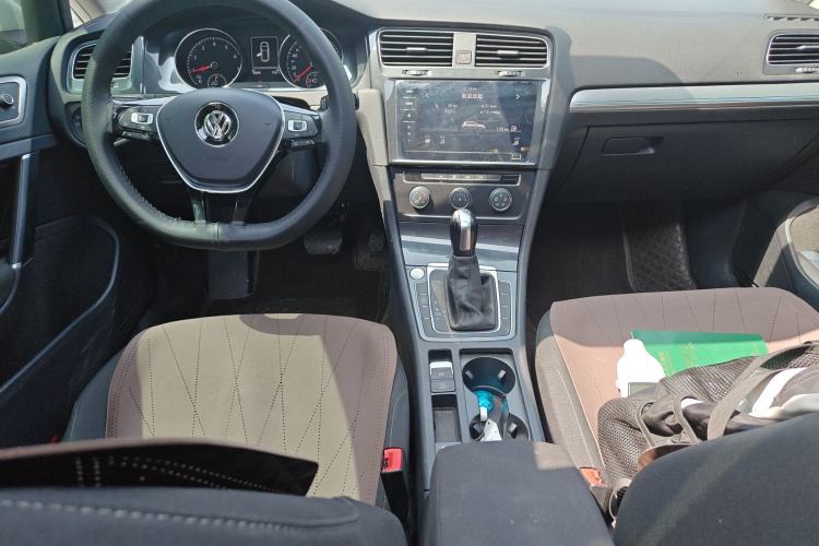Used Volkswagen Golf 2020 Zhiai Edition 200TSI DSG Comfortable & Ambitious Version Center Console