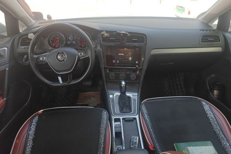 Used Volkswagen Golf 2020 Zhiai Edition 200TSI DSG Comfortable & Ambitious Version Center Console
