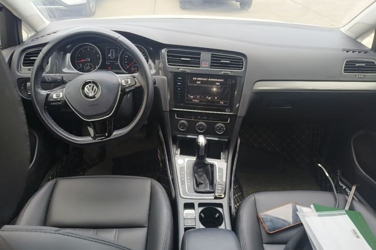 Used Volkswagen Golf 2020 Zhiai Edition 200TSI DSG Comfortable & Ambitious Version Center Console