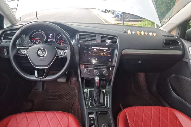 Used Volkswagen Golf 2020 Zhiai Edition 200TSI DSG Comfortable & Ambitious Version Center Console
