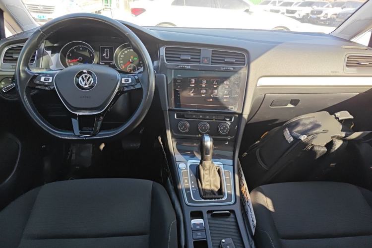 Used Volkswagen Golf 2020 Zhiai Edition 200TSI DSG Comfortable & Ambitious Version Center Console
