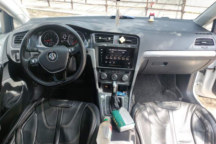 Used Volkswagen Golf 2020 Zhiai Edition 200TSI DSG Comfortable & Ambitious Version Center Console