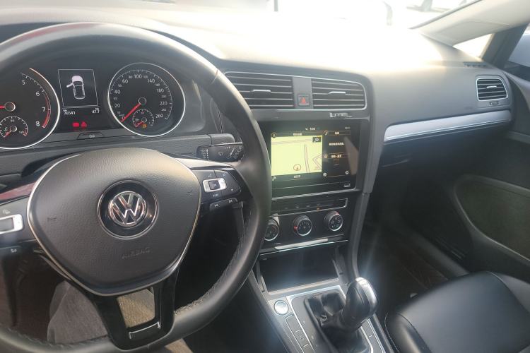 Used Volkswagen Golf 2020 Zhiai Edition 200TSI DSG Comfortable & Ambitious Version Center Console