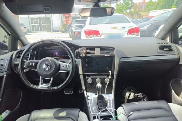 Used Volkswagen Golf 2020 Charming Edition 280TSI DSG R-Line Center Console
