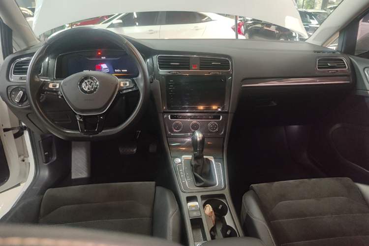 Used Volkswagen Golf 2020 Zhiai Edition 280TSI DSG Luxury Model Center Console