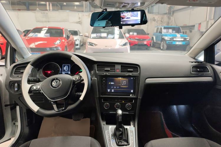 Used Volkswagen Golf 2020 200TSI DSG Comfortable and Ambitious Edition Center Console