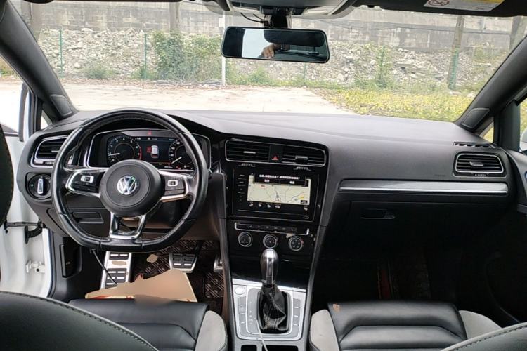 Used Volkswagen Golf 2020 Charming Edition 280TSI DSG R-Line Center Console