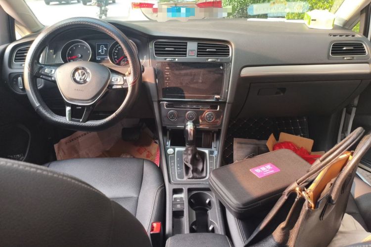 Used Volkswagen Golf 2020 Zhiai Edition 200TSI DSG Comfortable & Ambitious Version Center Console