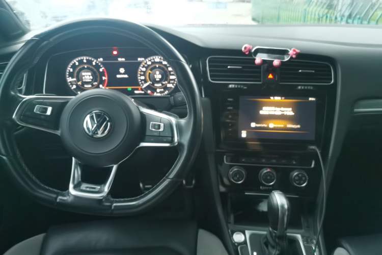 Used Volkswagen Golf 2020 Charming Edition 280TSI DSG R-Line Center Console