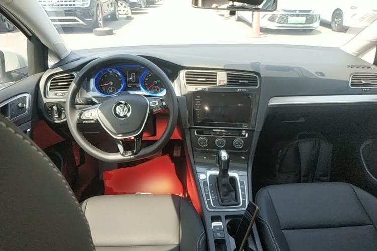 Used Volkswagen Golf 2020 Zhiai Edition 200TSI DSG Comfortable & Ambitious Version Center Console