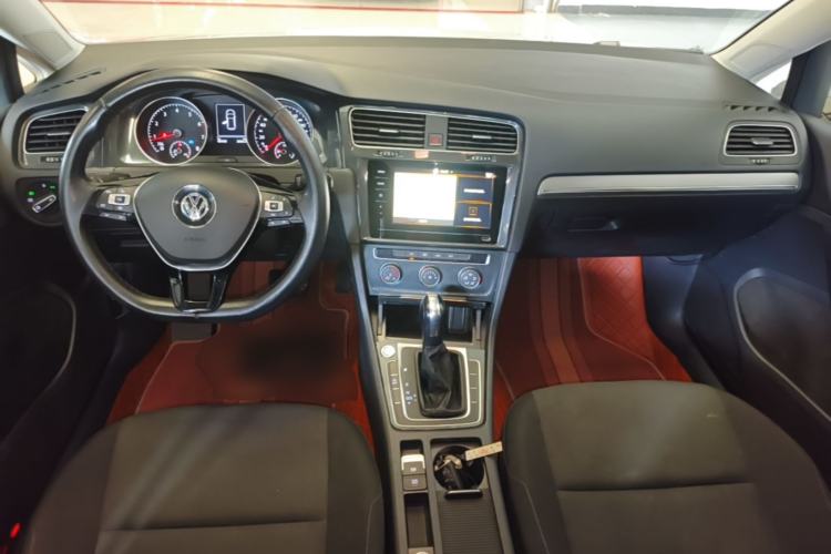 Used Volkswagen Golf 2020 Zhiai Edition 200TSI DSG Comfortable & Ambitious Version Center Console