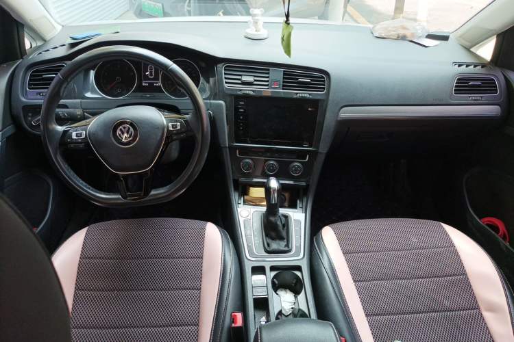 Used Volkswagen Golf 2020 Zhiai Edition 200TSI DSG Comfortable & Ambitious Version Center Console