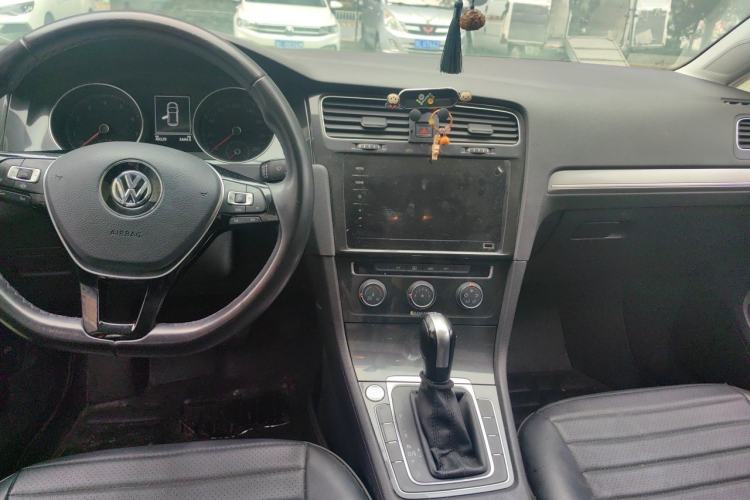 Used Volkswagen Golf 2020 Zhiai Edition 200TSI DSG Comfortable & Ambitious Version Center Console