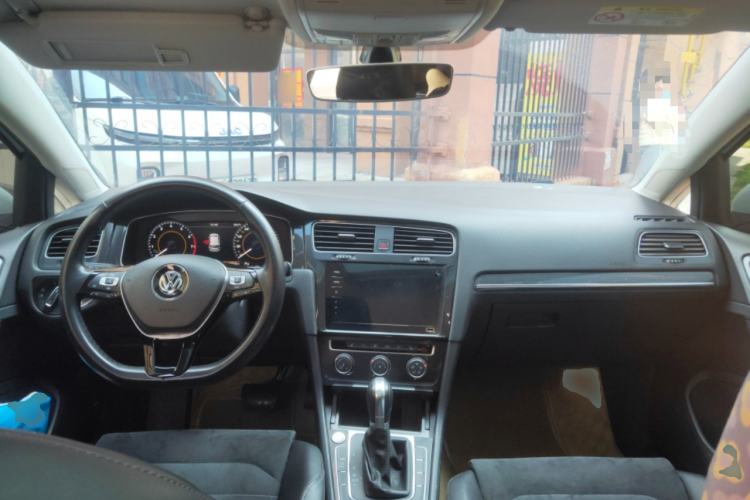 Used Volkswagen Golf 2020 Zhiai Edition 280TSI DSG Luxury Model Center Console