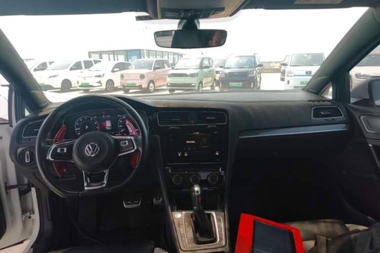 Used Volkswagen Golf 2020 Charming Edition 280TSI DSG R-Line Center Console