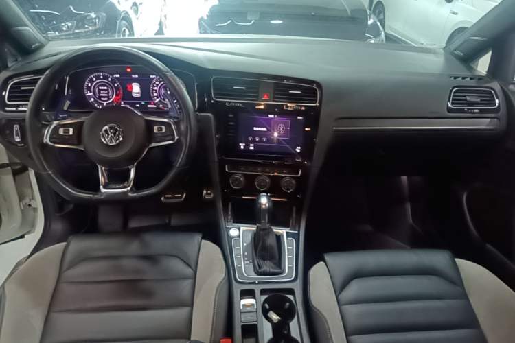 Used Volkswagen Golf 2020 Charming Edition 280TSI DSG R-Line Center Console